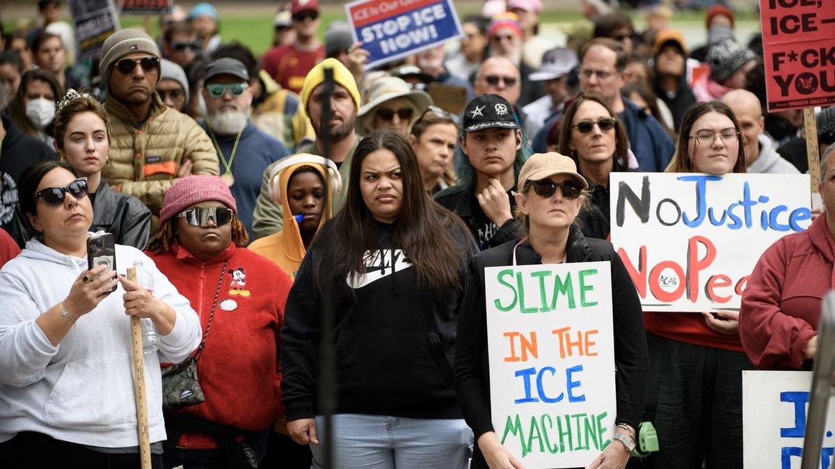 Agenti ICE při drsném zásahu proti nezletilému Američanovi sebrali jeho iPhone. Našel ho v bazaru