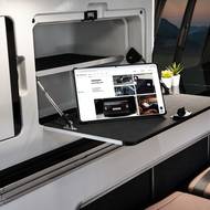 V kabině nechybí ani řada praktických úložných prostor.