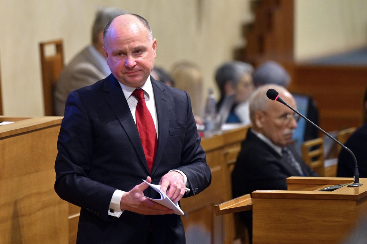 Senát navrhl na ombudsmana Jirsu a Kostolanskou