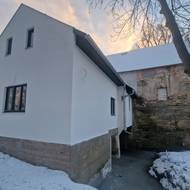 Na místě, kde v minulosti byly vodní kola, byl postaven domek pro turbínu.