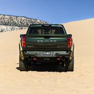 Vůz zdobí speciální grafika i výrazná červená tažná oka.