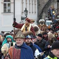 Mudrce doprovázely davy lidí.