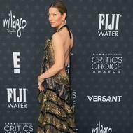 Šaty měly odhalená záda.