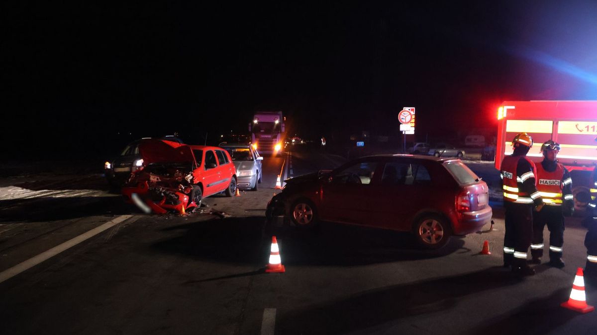 Opilý šofér nezvládl na Olomoucku průjezd křižovatkou. Vozidlem boural do jiného auta