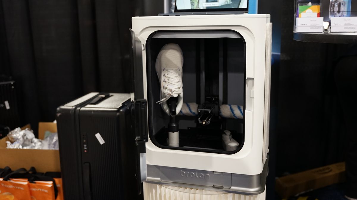 Nový robot umí čistit boty, vypadá jako zmenšená pračka