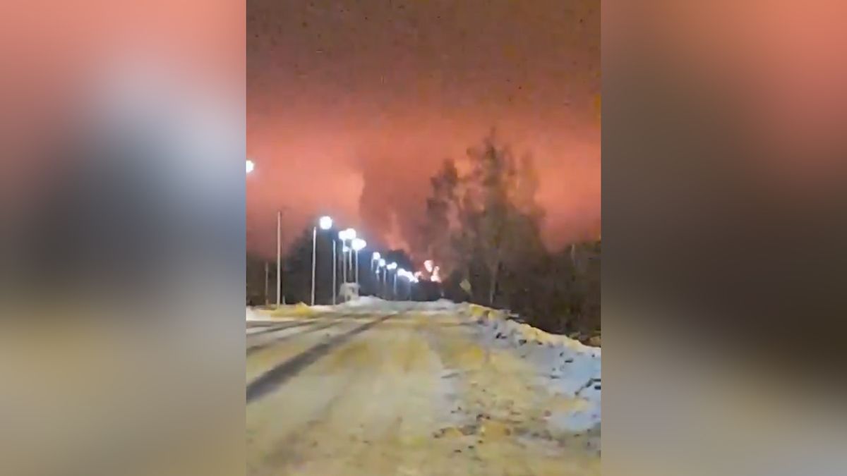 Celou noc zněly výbuchy. Ukrajinci udeřili na ruský muniční a ropný sklad