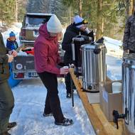 Nechyběly ani tekutiny, na výběr byl horký čaj nebo svařák. 