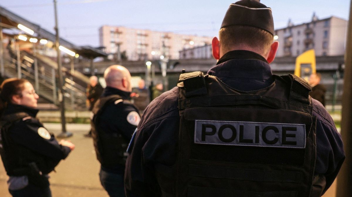 Ruského novináře našli ve Francii ležet pod oknem jeho bytu v 7. patře. V nemocnici zemřel