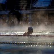 Plavání v Podolí láká Pražany i v zimě.