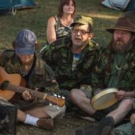 V nové komedii nechybějí ani trampové: uprostřed Petr Čtvrtníček a Leoš Noha.