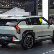 Vůz má sportovně střižený exteriér i interiér se sportovními sedadly.