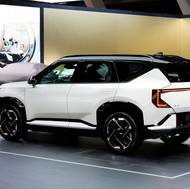 Vůz nabídne kombinovaný výkon 225 kW, pohon všech kol a sofistikovaný elektronicky řízený podvozek.