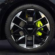 Podběhy vyplňují 20" litá kola.