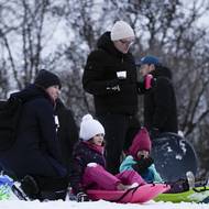Svařák a čaj jako nezbytná výbava pro rodiče na svahu.