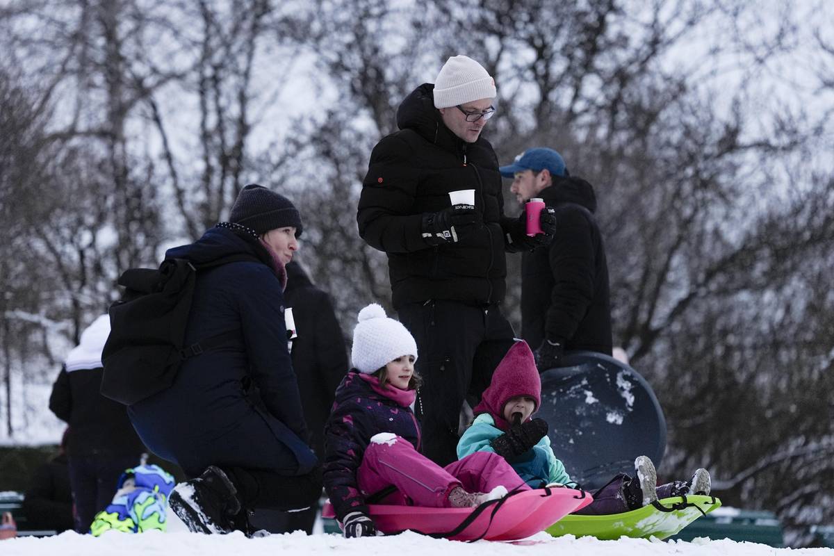 Svařák a čaj jako nezbytná výbava pro rodiče na svahu.