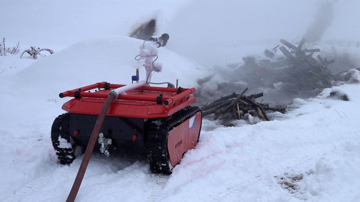 Ukrajinským hasičům pomůže druhý český robot Hecthor, prvního si v Charkově pochvalují