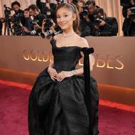 Herečka Arianda Grandeová z filmu Čarodějka na posledních módních akcích předváděla spíše světlé šaty ve stylu víly. Na Zlaté glóby však oblékla černou róbu z kolekce Vivienne Westwood Couture.