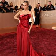 V červené róbě zářila i Keltie Knightová. 