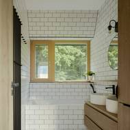 Koupelna je v horní podlaží.