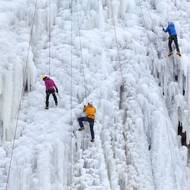 Horolezci šplhají po cestách dlouhých až 25 metrů. Natažených je vedle sebe až 18 lan.