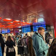 Vlaky nabraly zpoždění kvůli sněhu a ledovce. Takhle to v úterý ráno vypadalo na pražském hlavním nádraží  