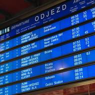 Vlaky nabraly zpoždění kvůli sněhu a ledovce. Takhle to v úterý ráno vypadalo na pražském hlavním nádraží  