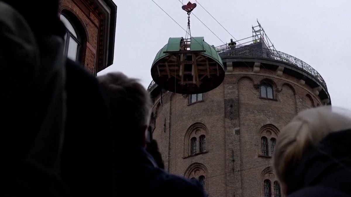 Známou kodaňskou observatoř čeká rekonstrukce. Třítunovou kopuli sejmul jeřáb jako nic