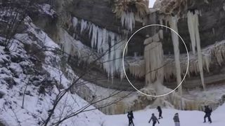 Turisté v Estonsku těsně unikli padajícímu ledu ze zamrzlého vodopádu