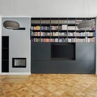 Knihovny sahají až pod 3,4 m vysoký strop. Dostat se k nim dá po schodech, které jsou schované v úložném prostoru v předsíni.