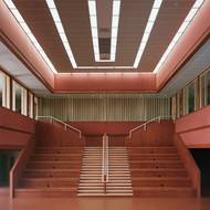 Schodiště funguje zároveň jako prostor pro relaxaci.