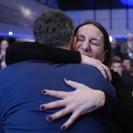  Alexandra Udženija objímá Tomáše Portlíka.