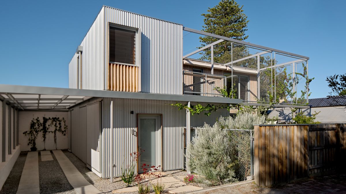 Dům s fasádou z vlnitého plechu se bude neustále přizpůsobovat potřebám mladé rodiny