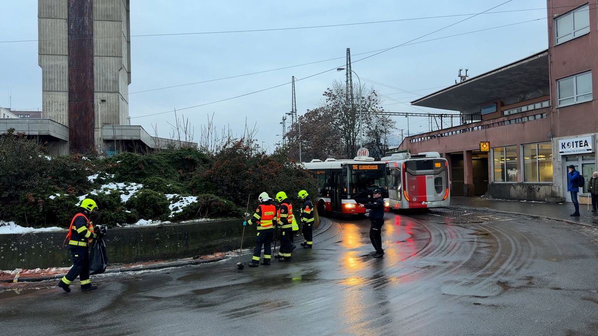Autobus srazil ženu u nádraží v Praze, amputoval jí nohy