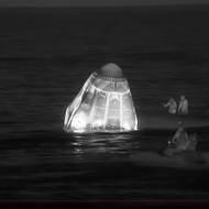 Přistání proběhlo krátce po půlnoci místního času (přibližně v 9:40 českého času). U modulu byly téměř okamžitě dva čluny. 