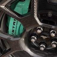 V příplatkovém balíčku nabídne karbonová kola a karbon-keramické brzdy.