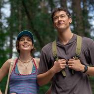 Poppy (Emily Baderová) a Alex (Tom Blyth)