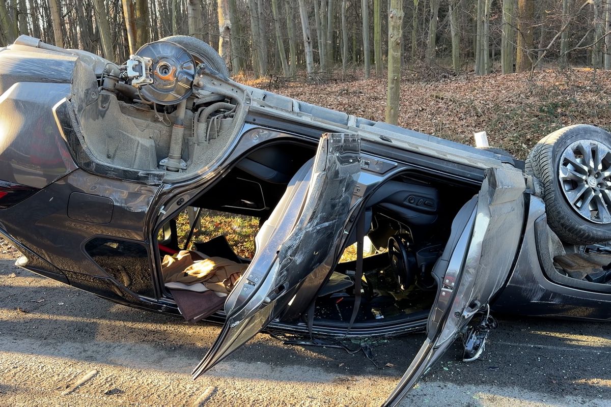 Po střetu vozidel u Prahy se z jednoho vysypaly náboje
