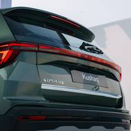 Novinkou je pás mezi zadními svítilnami.