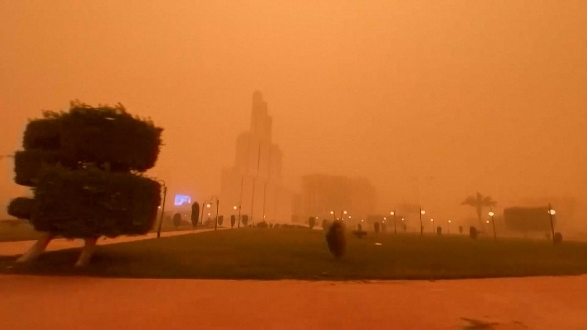 Silná prachová bouře na severu Afriky zbarvila okolí do oranžova