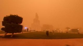 Silná prachová bouře na severu Afriky zbarvila okolí do oranžova