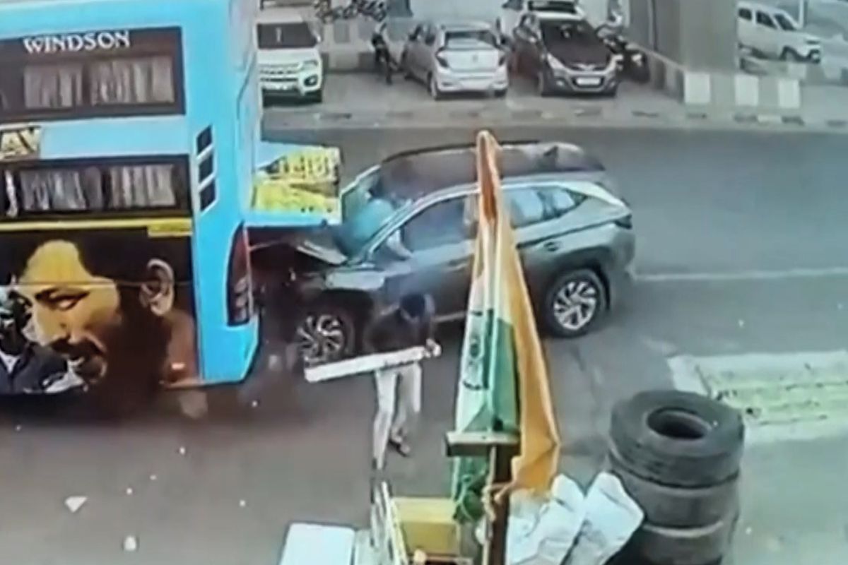 Pár kroků. Mechanik v Indii těsně unikl nárazu SUV do odstaveného autobusu