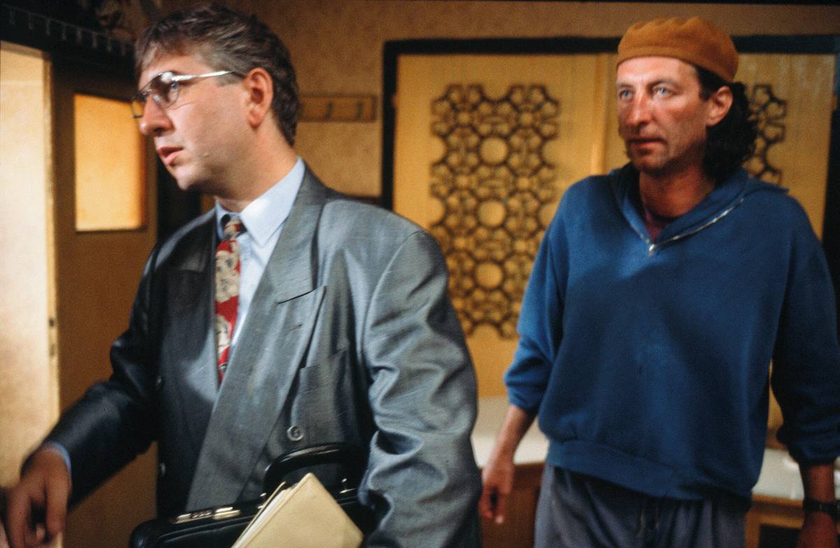 Ostře kontrastní postavy – uhlazený advokát Ulrich v podání Miroslava Donutila (vlevo) a jeho nepředvídatelný, živočišný klient Bohuš Stejskal s tváří Bolka Polívky