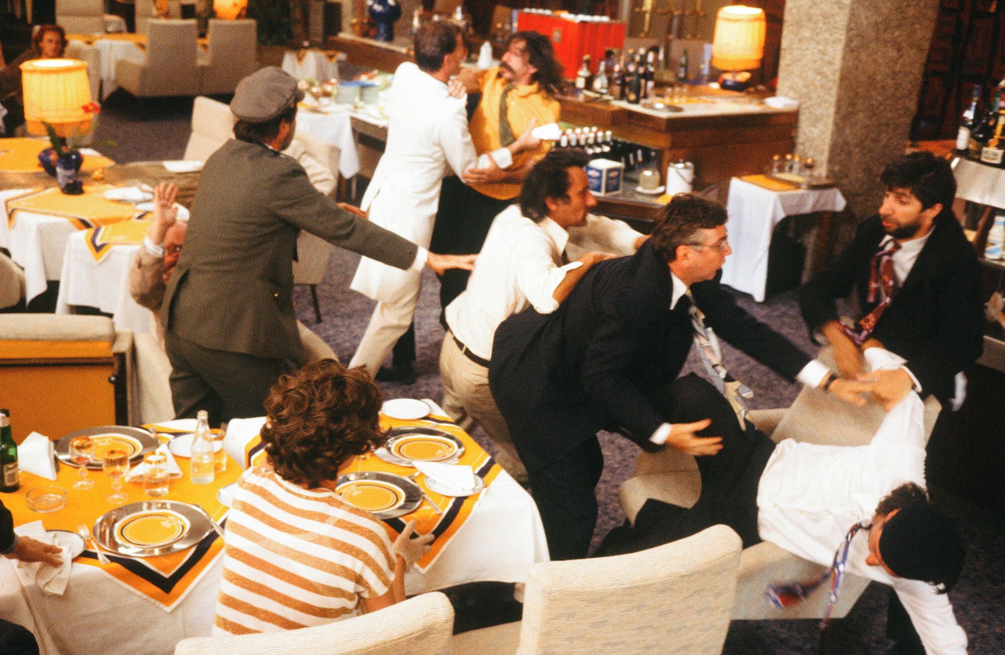 Ikonická rvačka v luxusní restauraci. Miroslav Donutil při ní podle svých slov spontánně střihl facku filmové manželce Ivaně Chýlkové.