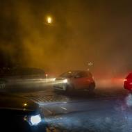 Zakouřené centrum Prahy krátce po půlnoci.