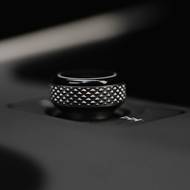 Vrací se také otočný volič hlasitosti, který bude umístěn ve středovém tunelu mezi předními sedadly.