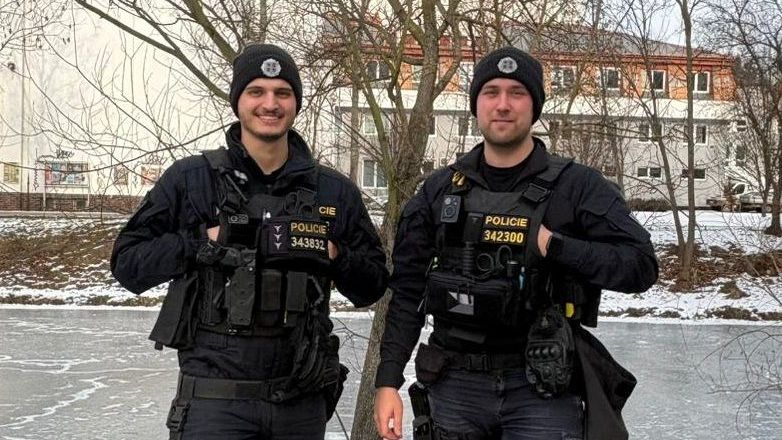 Muž chtěl zachránit mobil na ledě, málem kvůli tomu umrzl v Sázavě