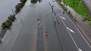 Deště a „královský příliv“. Auta na silnicích v Kalifornii vystřídaly kajaky