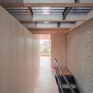 Schodiště ozvláštňuje přiznané cihloví. 