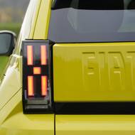 Zadní světla s průhledným krytem působí nevšedně.