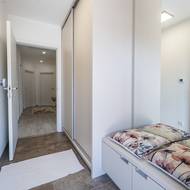 Na předsíň navazuje chodba atypického tvaru. Z ní vedou dveře do jednotlivých místností.